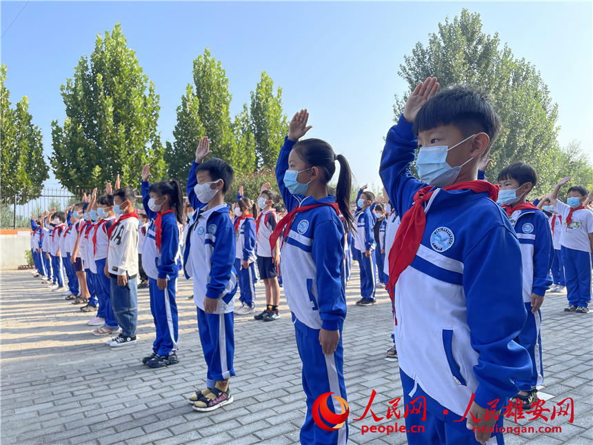 圖為雄安新區雄縣馬蹄灣小學舉辦開學升旗儀式。馬蹄灣小學供圖