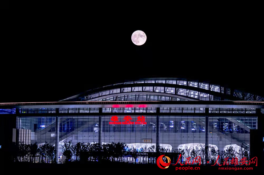 圖為京雄城際雄安站的夜景。王玉明攝