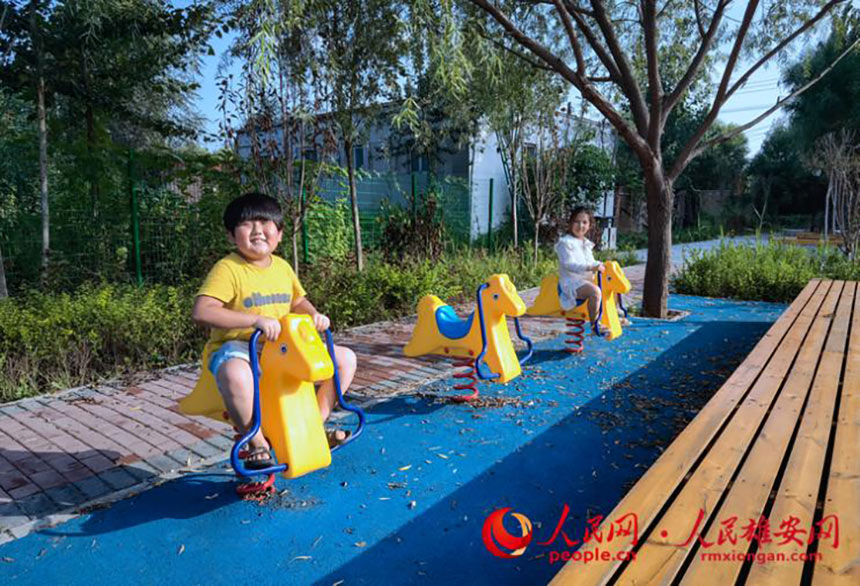 小朋友們在安新縣劉李庄鎮梁庄村磁山文化生態公園玩耍。田亞娟攝