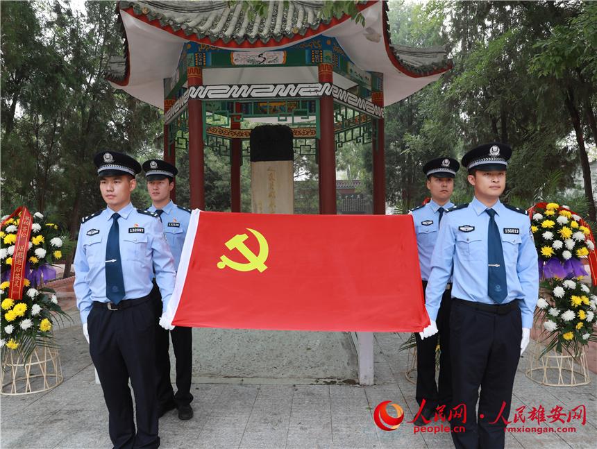 全體黨員民警們在鮮紅的黨旗下重溫入黨誓詞。人民網 李雪晴攝