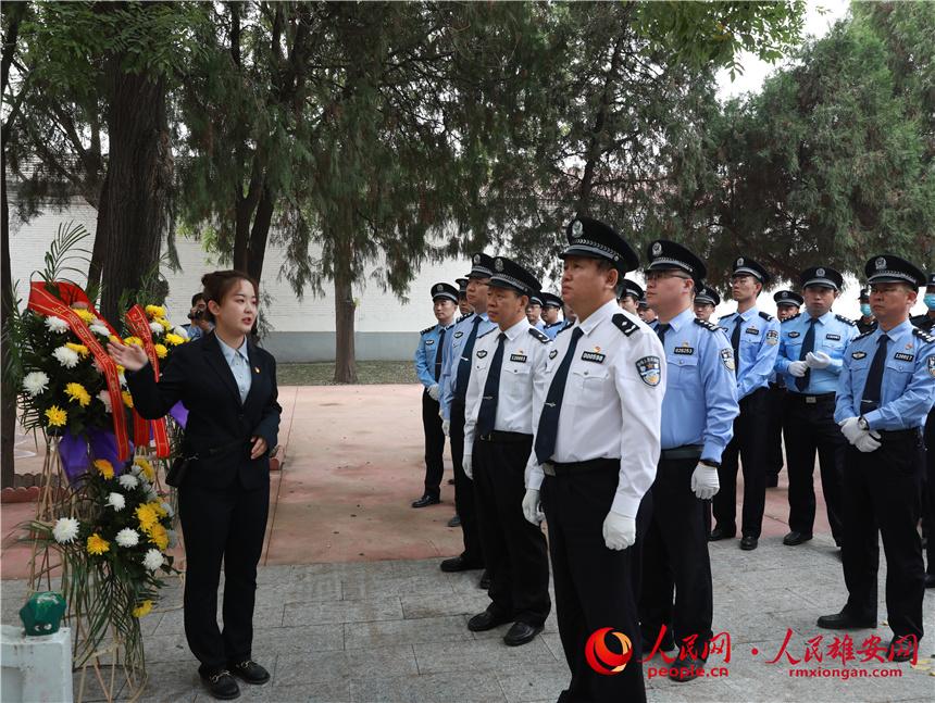 民警代表參觀陵園碑亭並聆聽黨史和革命故事。人民網 李雪晴攝