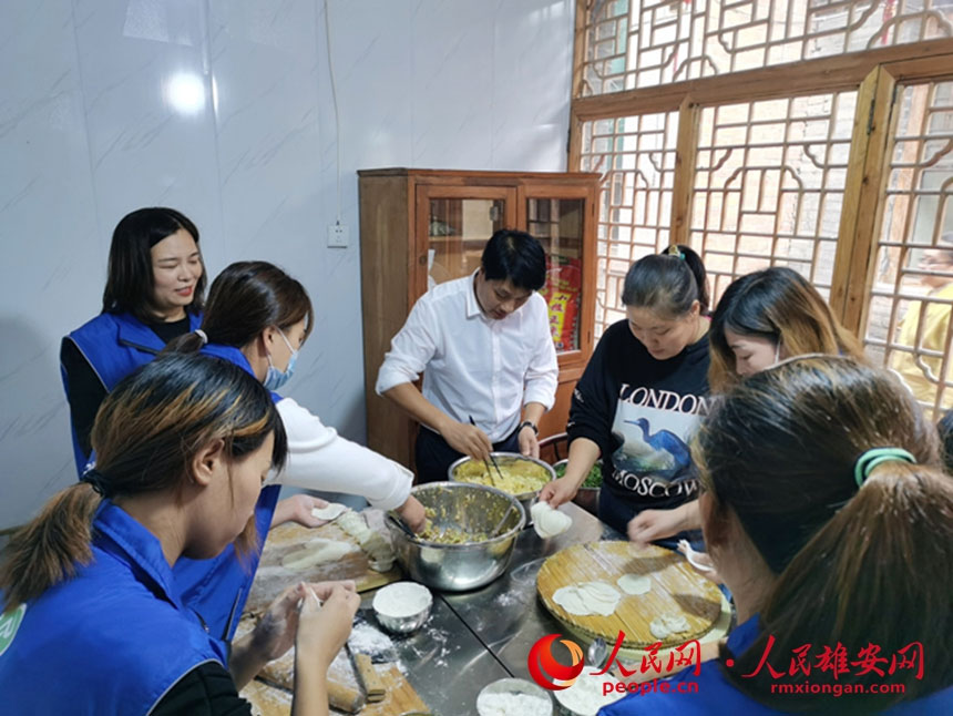 安新縣端村鎮東澱頭村黨員干部、志願者為老年人包餃子。端村鎮政府供圖