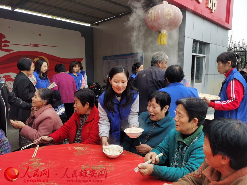 安新縣三台鎮大北頭村志願者為老年人包餃子。李振海攝