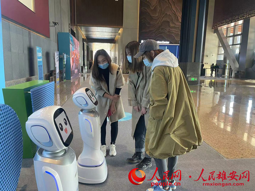 圖為第四屆河北國際工業設計周現場，觀眾與機器人互動。人民網 施雲娟攝