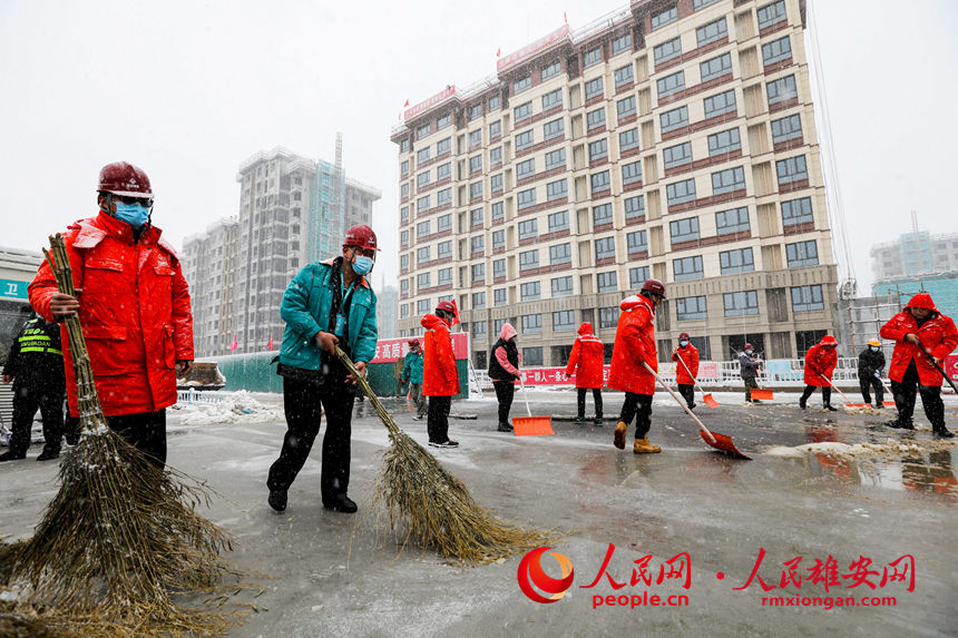 工作人员对容西片区各主干道进行除雪清扫，确保出行方便和交通安全。北京城建供图