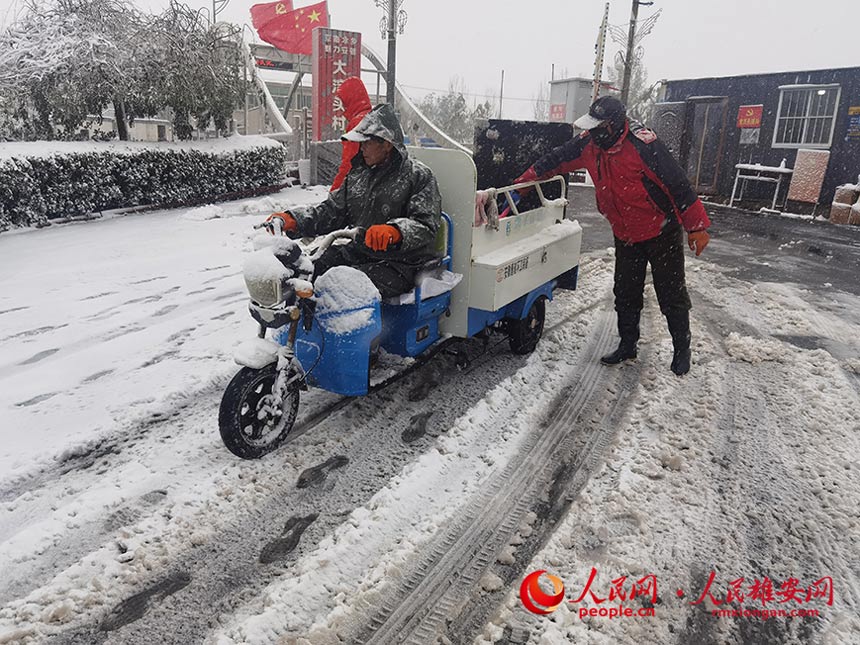 安新县大淀头村志愿者清扫积雪。端村镇供图
