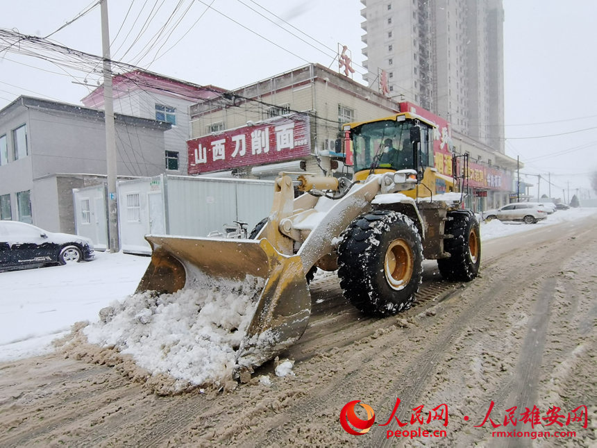 雄縣米家務鎮組織人員機械清理積雪。丁敏攝