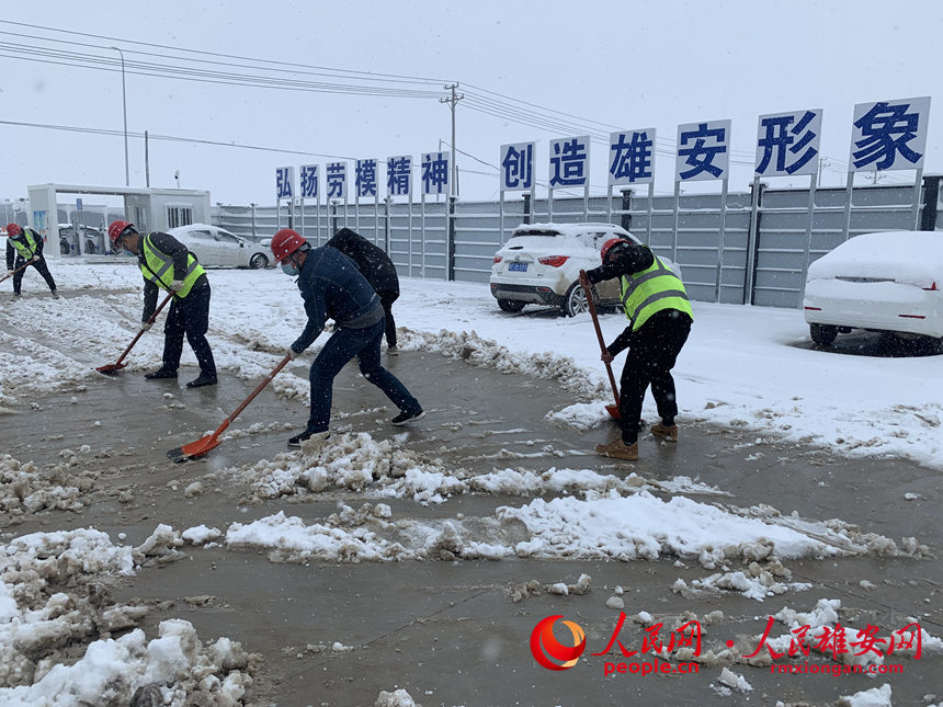 中國電建市政集團啟動區1210二標項目聯合監理單位組織黨團員和群眾清掃“雄安新區第一雪”，保障道路暢通和大家出行安全。雄安集團基礎建設公司供圖
