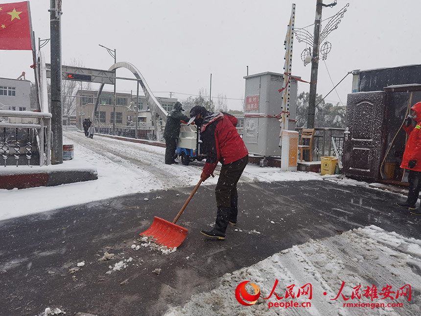 安新县大淀头村志愿者清扫积雪。端村镇供图