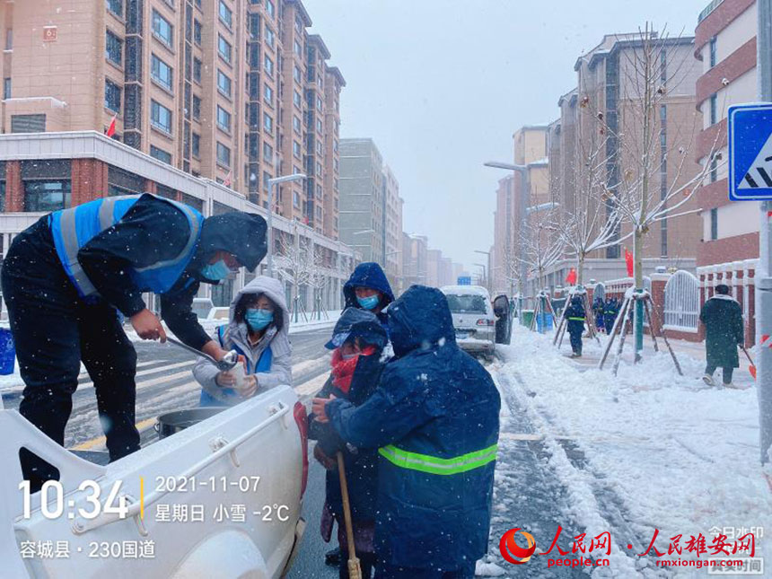 雄安集团生态建设公司为清理积雪的环卫工人送来姜汤，暖身更暖心。雄安集团生态建设公司供图