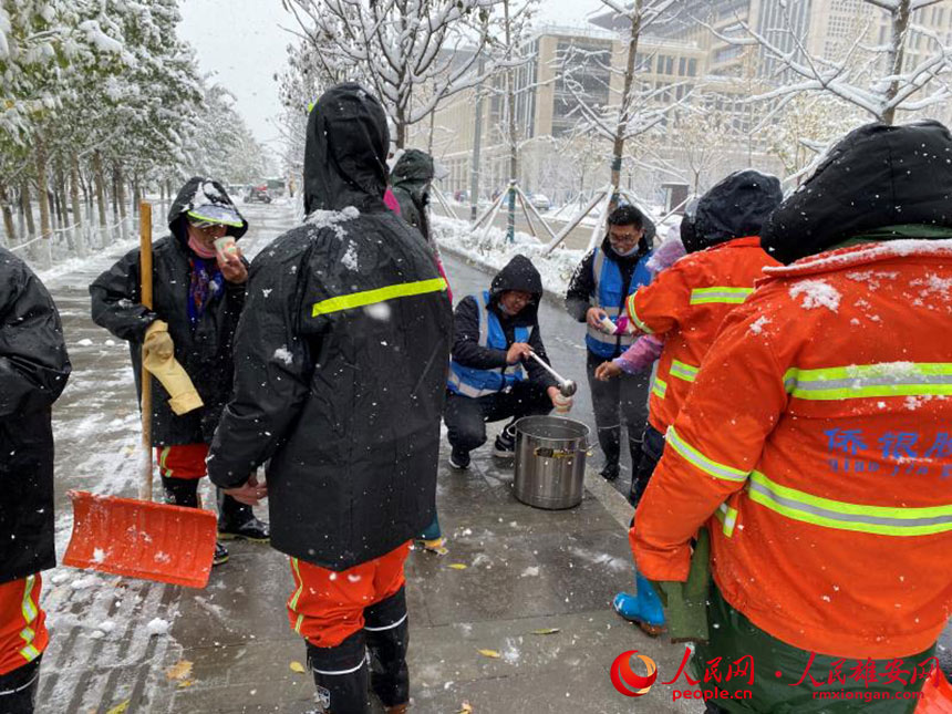 雄安集團生態建設公司為清理積雪的環衛工人送來姜湯，暖身更暖心。雄安集團生態建設公司供圖