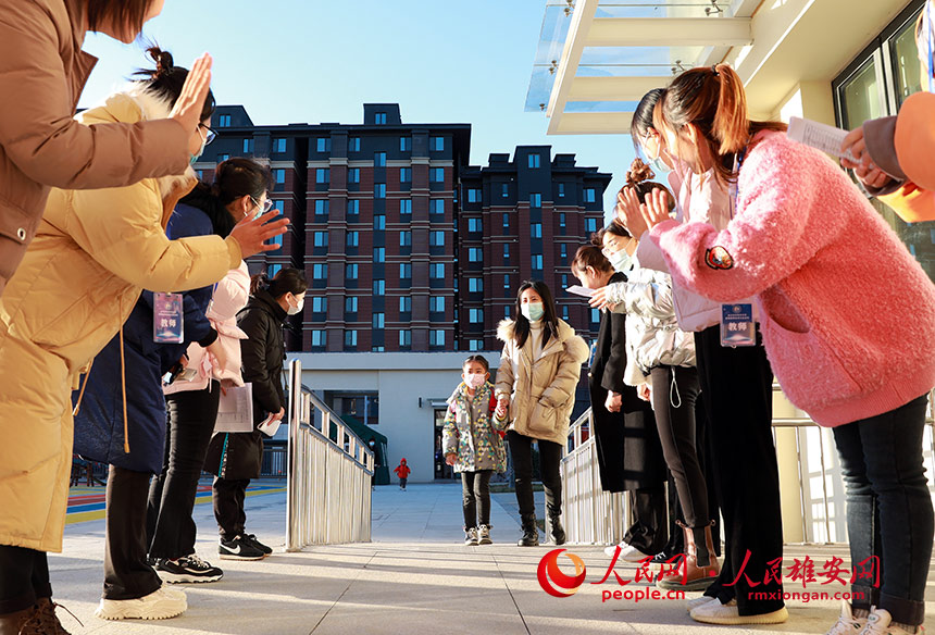 圖為雄安容和雙文幼兒園開園第一天，家長送孩子上學。人民網 宋燁文攝