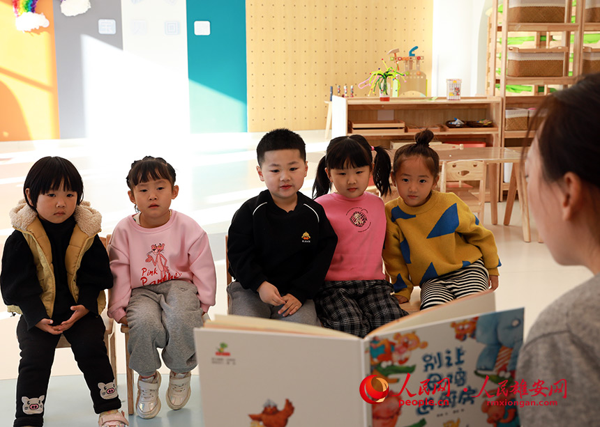 圖為雄安容和佳泰幼兒園內的小朋友正在上課。人民網 宋燁文攝