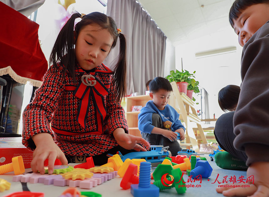 圖為雄安容和佳泰幼兒園內的小朋友正在玩玩具。人民網 宋燁文攝