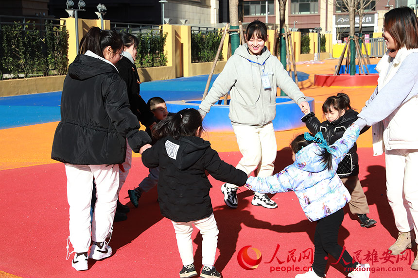 圖為雄安容和佳泰幼兒園內的小朋友正在做游戲。人民網 王紅攝