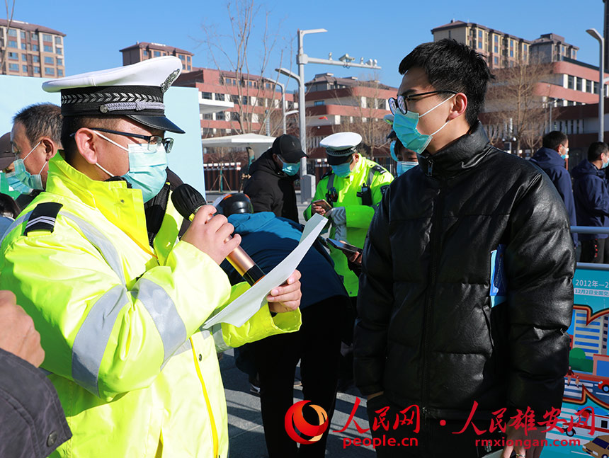 圖為市民參與有獎問答。人民網 王紅攝