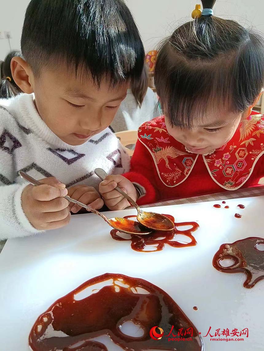 圖為孩子們正親手制作“年貨”。雄安新區容東片區佳泰幼兒園供圖