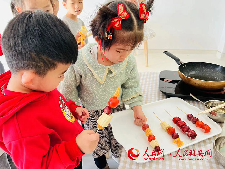 圖為孩子們正親手制作“年貨”。雄安新區容東片區佳泰幼兒園供圖