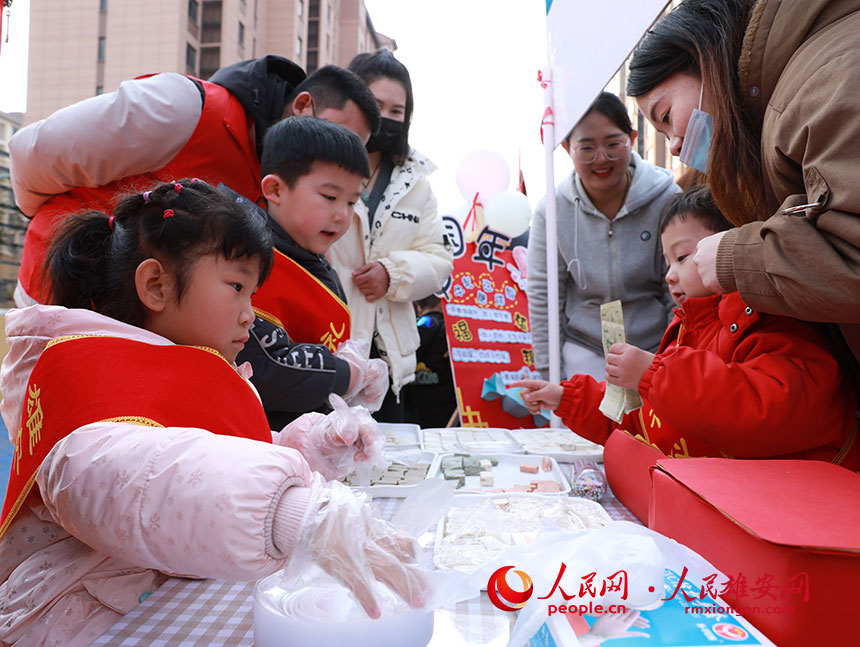 圖為孩子們正在對自己親手制作的“年貨”進行售賣。人民網 李兆民攝