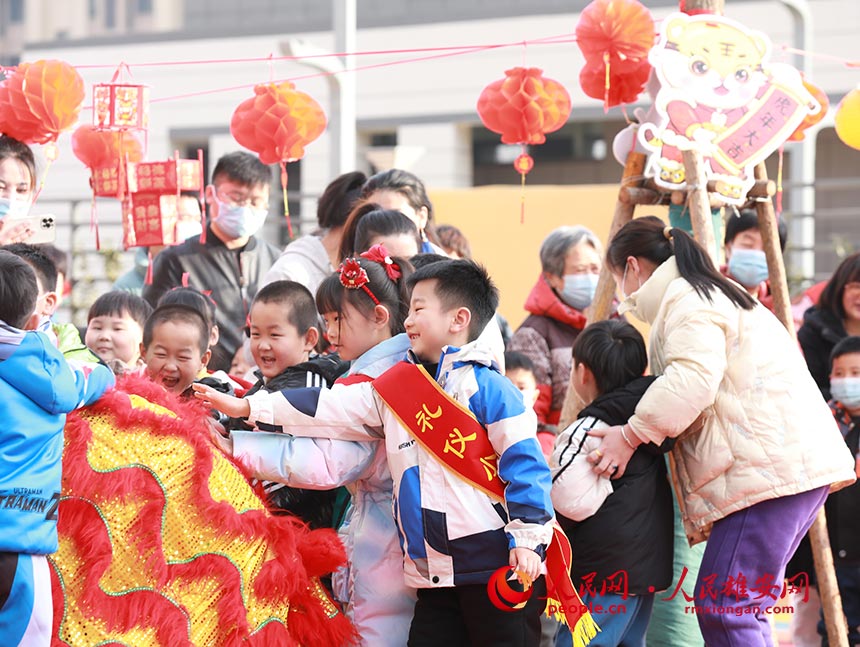 圖為孩子們正在與舞獅表演者互動。人民網 李兆民攝