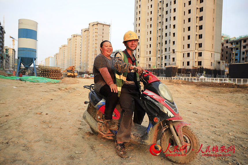 來自四川瀘州的王有利夫妻倆騎著電動車高高興興下班回家。