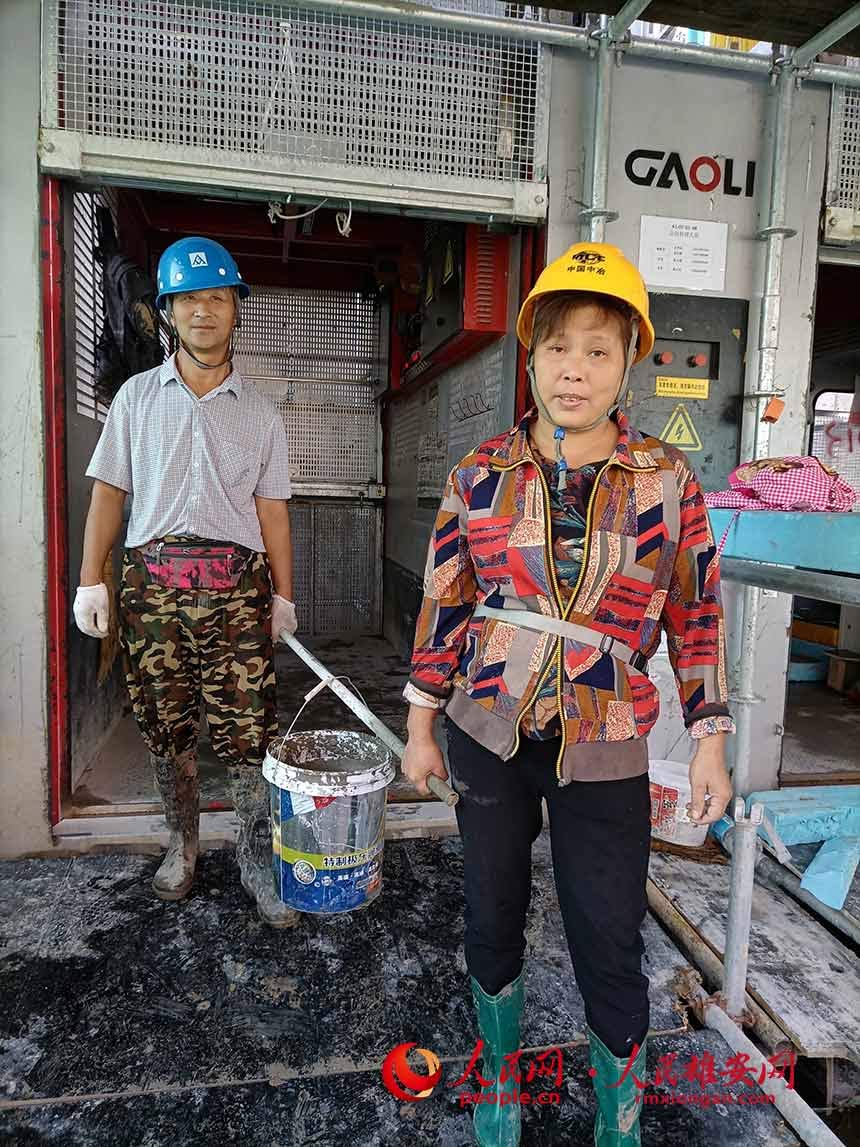 重慶墊江的邱建雲、吳建榮夫婦二人，2019年來到雄安雄東片區建設工地工作。兩人是磚瓦工，在雄安建設工地上，經常加班，分外辛苦。但他們表示，建設雄安是“千年大計”，苦點累點不算什麼，雖苦猶榮。