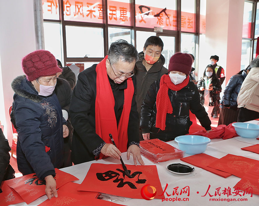 圖為書法家為容東回遷群眾書寫“福”字。鄧錦璽攝