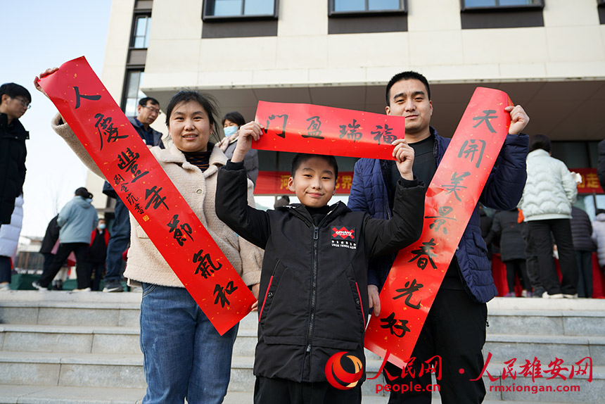 圖為回遷群眾展示春聯。張慕天攝