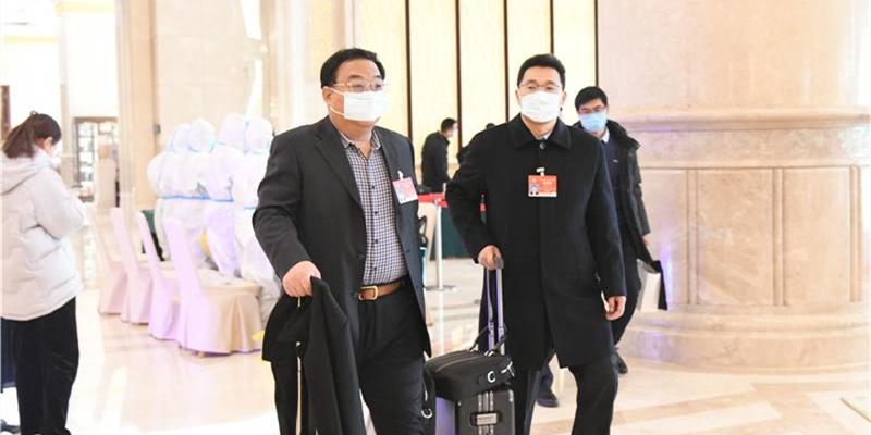 1月15日上午，出席河北省政協十二屆五次會議的委員抵石報到
