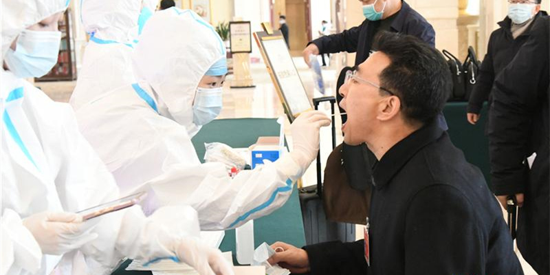 1月15日上午，出席河北省政協十二屆五次會議的委員陸續到駐地報到，正在進行核酸檢測