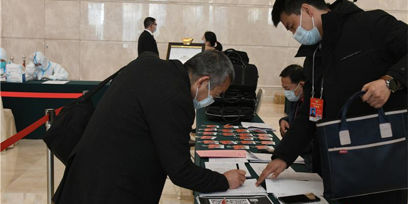 1月15日上午，出席河北省政協十二屆五次會議的委員領取會議相關証件、材料等物品