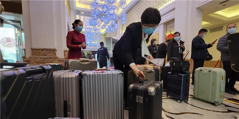 1月15日上午，出席省十三屆人大五次會議的保定代表團到達駐地，工作人員正在分發行李