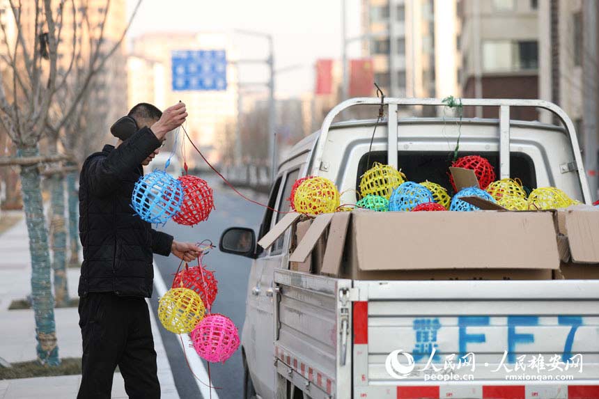 雄安容東片區，工作人員在忙著布置社區街道，為春節添年味。李康樂攝