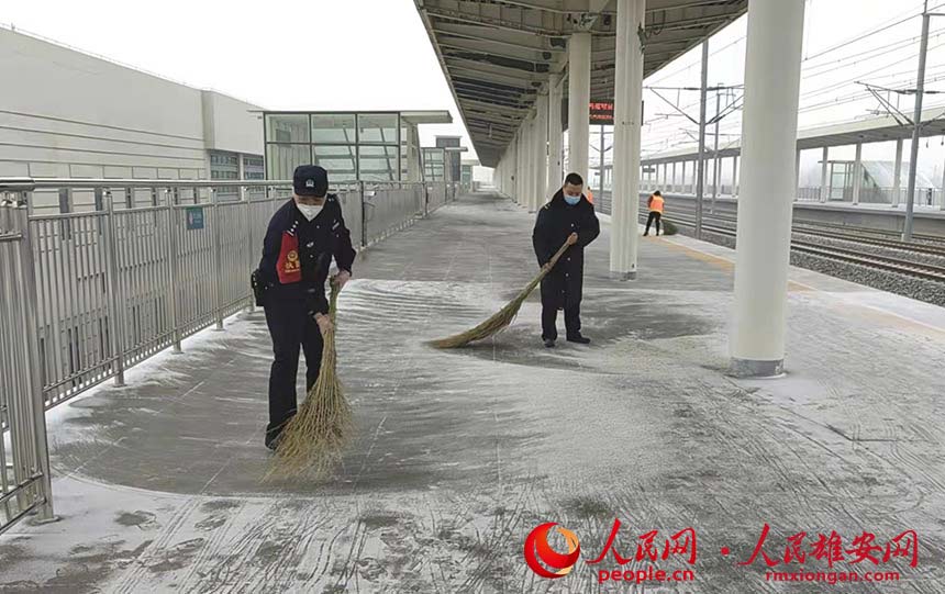 图为白洋淀站工作人员开展扫雪除冰作业。许磊杰摄