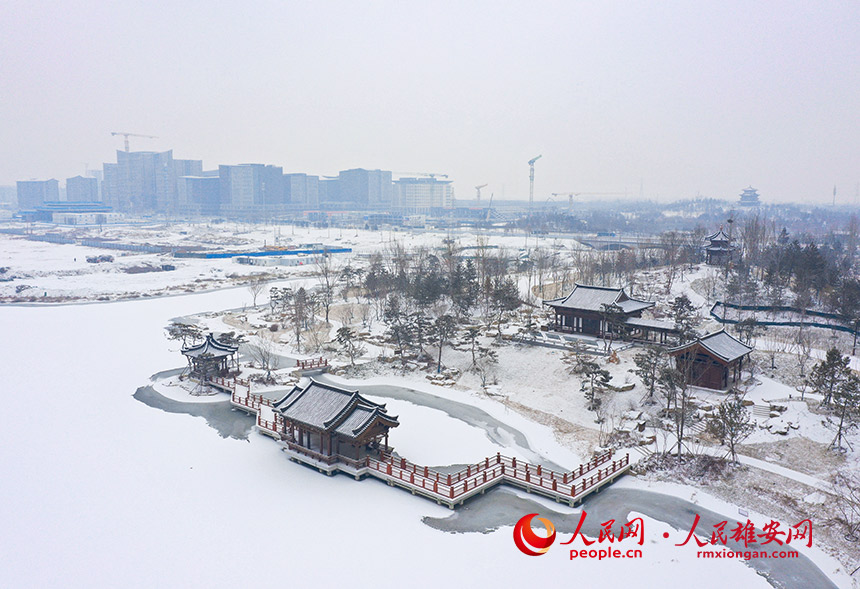 雪后悅容公園與安置房相互映襯。薛志勇攝