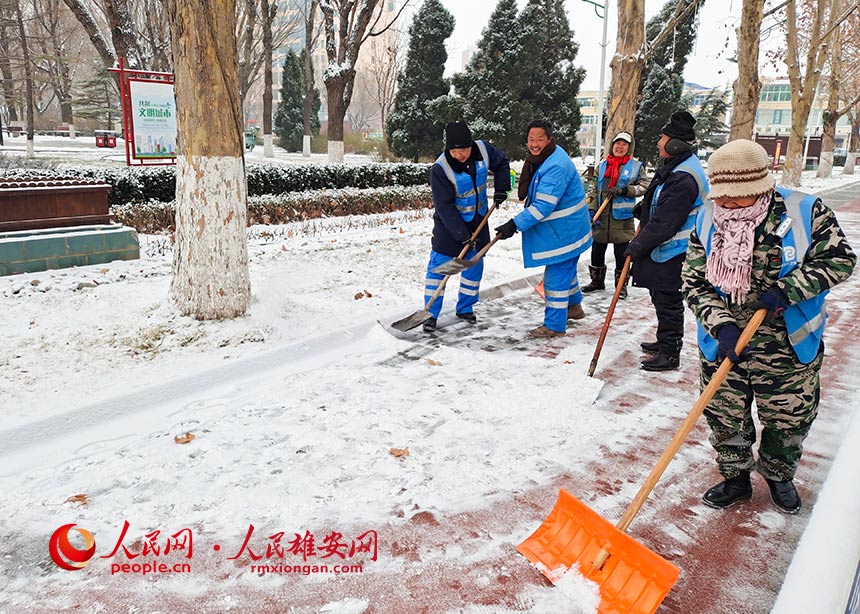 雄安新區雄縣的街道上，一大早就出現了鏟雪開路的工作人員。朱峙委攝