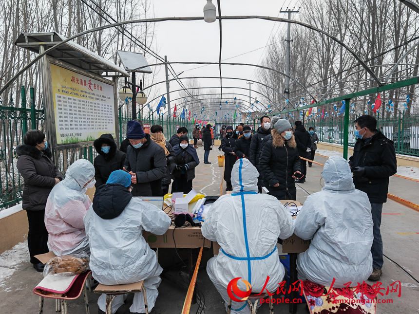 安新縣端村鎮中后街村進行全員核酸檢測。安新縣端村鎮政府供圖