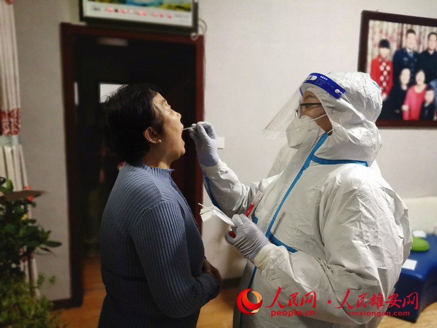 医护人员为安新县三台镇村民进行入户核酸检测。安新县三台镇政府供图