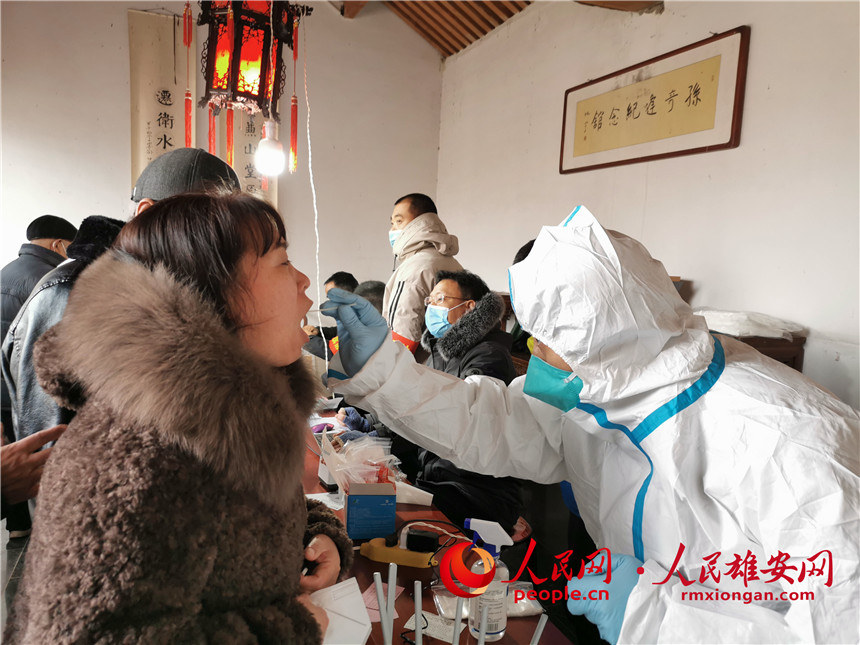 容城县北城村村民正在进行核酸检测。李康乐摄