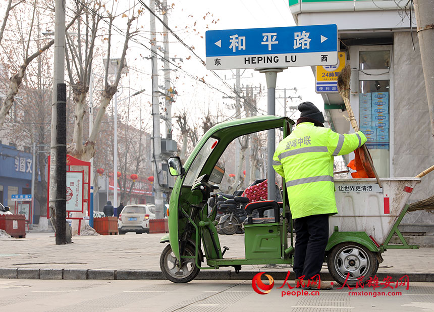 雄安的街道上，環衛工人正在進行日常清掃。人民網 宋燁文攝