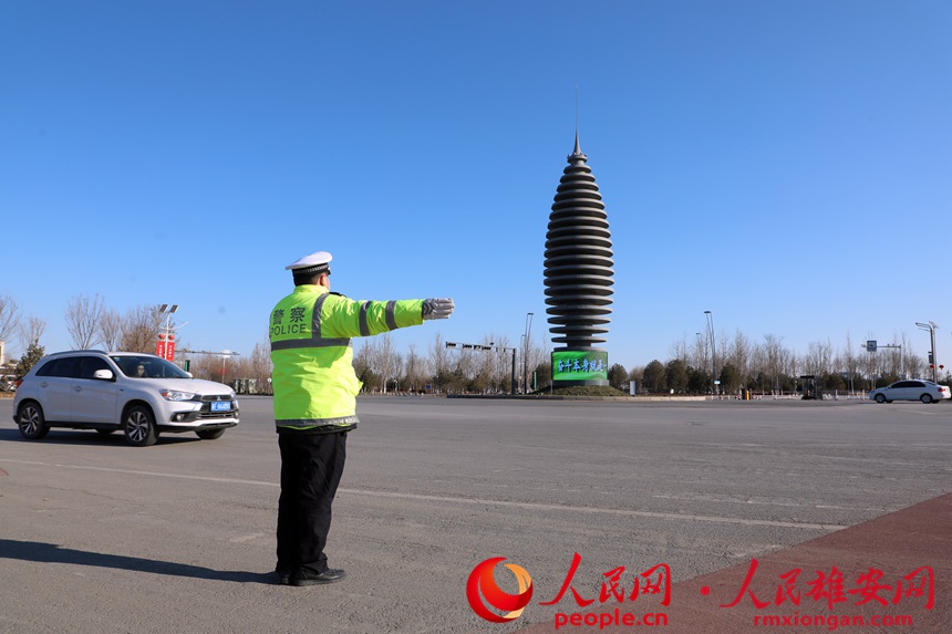 雄安新區容城縣街頭執勤的交警。胡忠攝