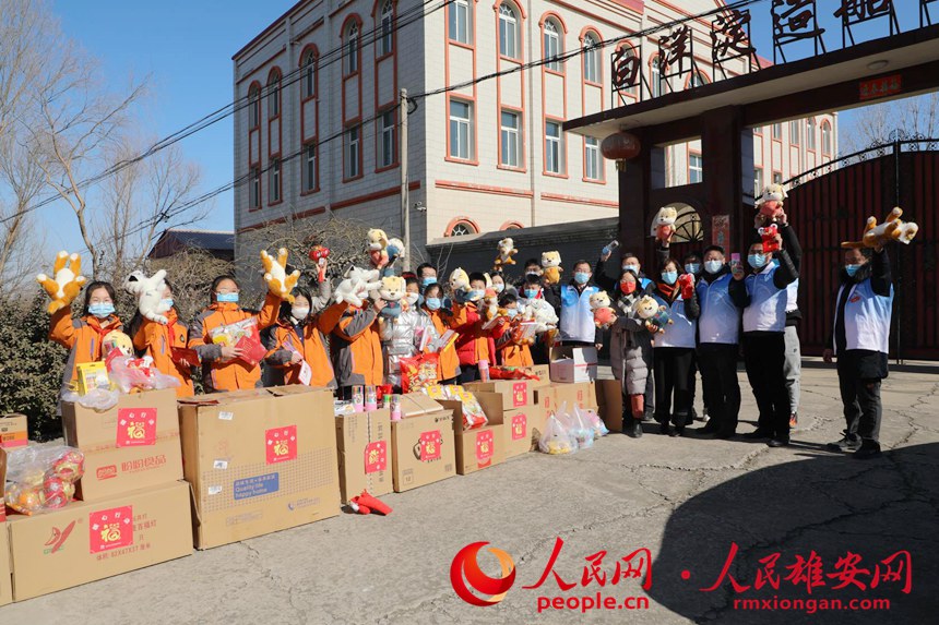 雄安集团基础公司的志愿者队伍为安新县端村的孩子们送去了节日礼物。胡忠摄
