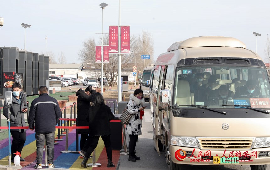 雄安市民服務中心P1停車場內，返工人員正在排隊乘坐接駁車。人民網 宋燁文攝