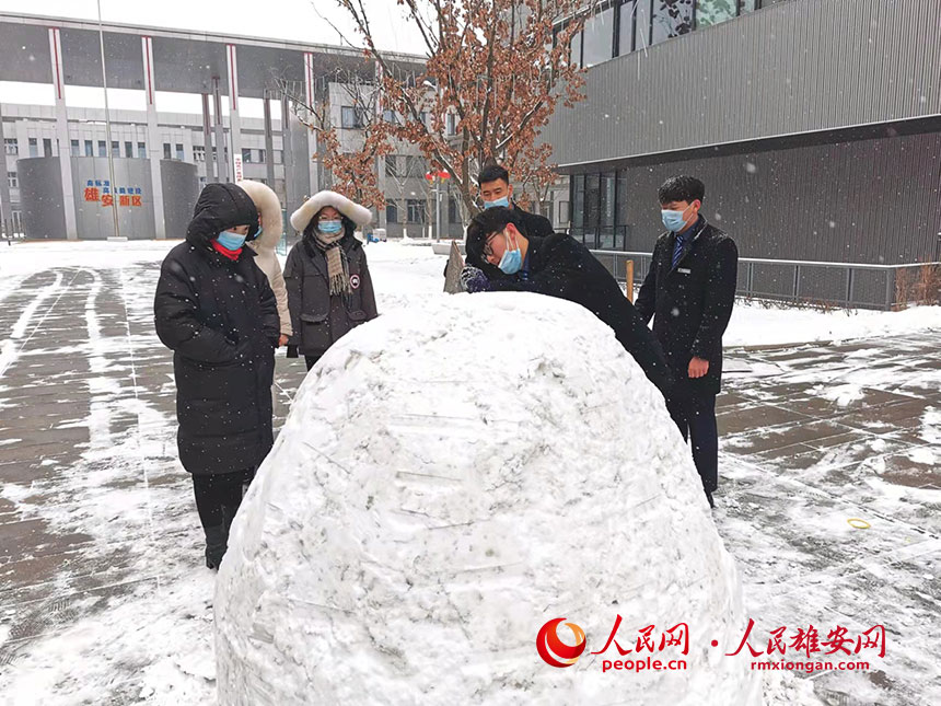雄安新區市民中心內居民正在與工作人員一起堆雪人。劉向陽攝