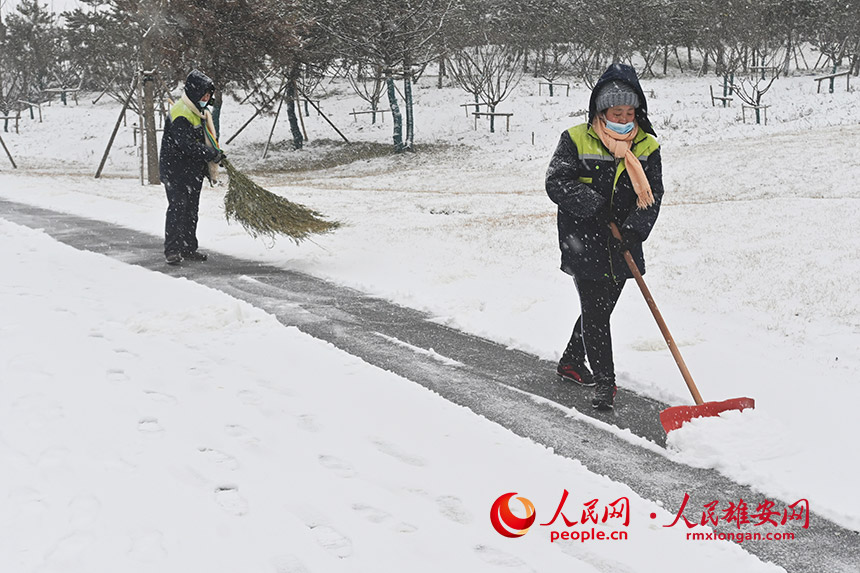 雄安新區悅容公園內工作人員正在清掃積雪。劉向陽攝