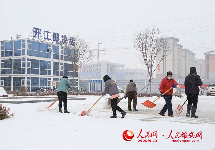 雄安新區項目建設一線工人正在清掃積雪。魯守龍攝