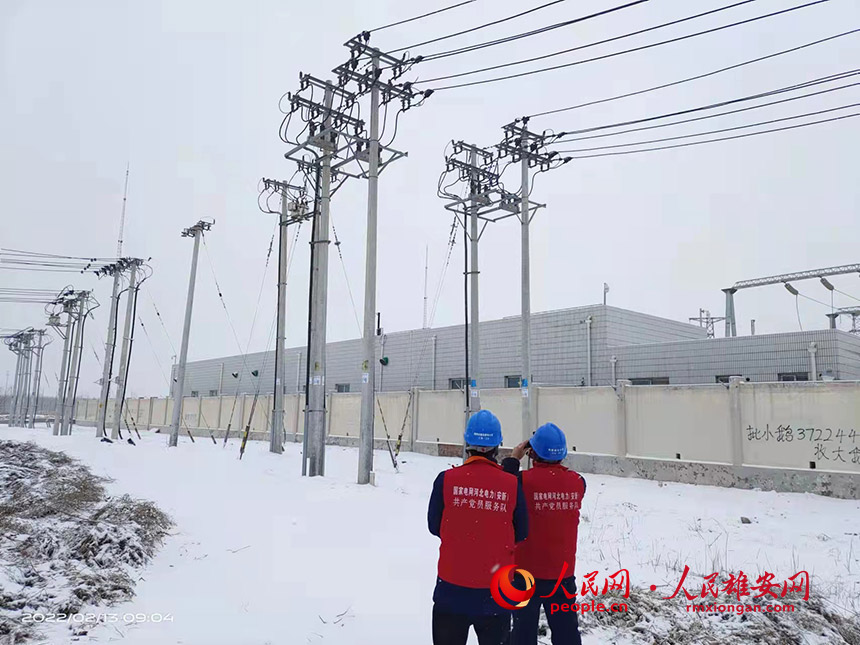 國網雄安新區供電公司運檢中心大雪中對變電站及“三跨”線路開展紅外測溫、環流檢測及無人機巡視。國網雄安新區供電公司供圖