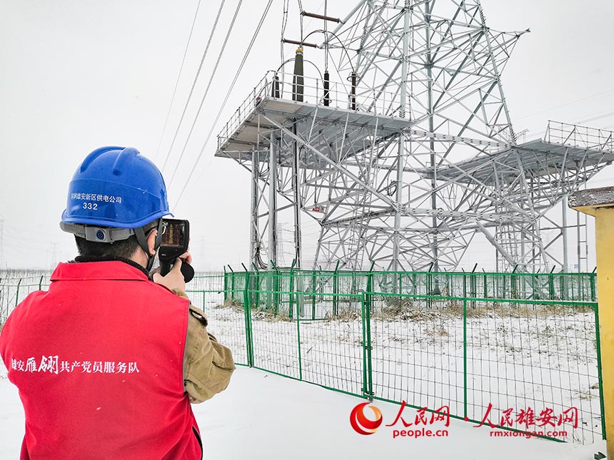 2月13日國網安新縣供電公司員工在110千伏楊庄站齊王庄534線路，雪中巡視。趙萬裡攝