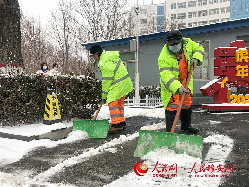 正在清掃積雪的環衛工人。王世恆攝