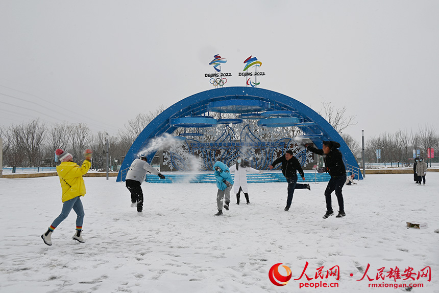 大雪天，群眾紛紛來到雄安新區冬奧文化廣場游玩。圖為市民在雪中嬉戲。胡忠攝
